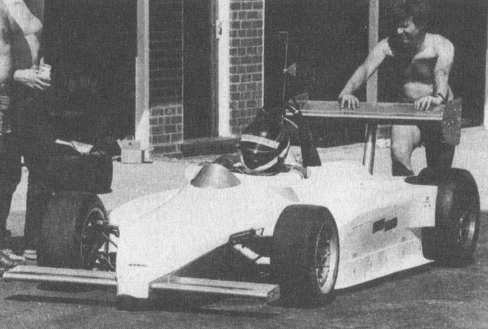 Dumfries testa um Lola para a Fórmula 3, em 83